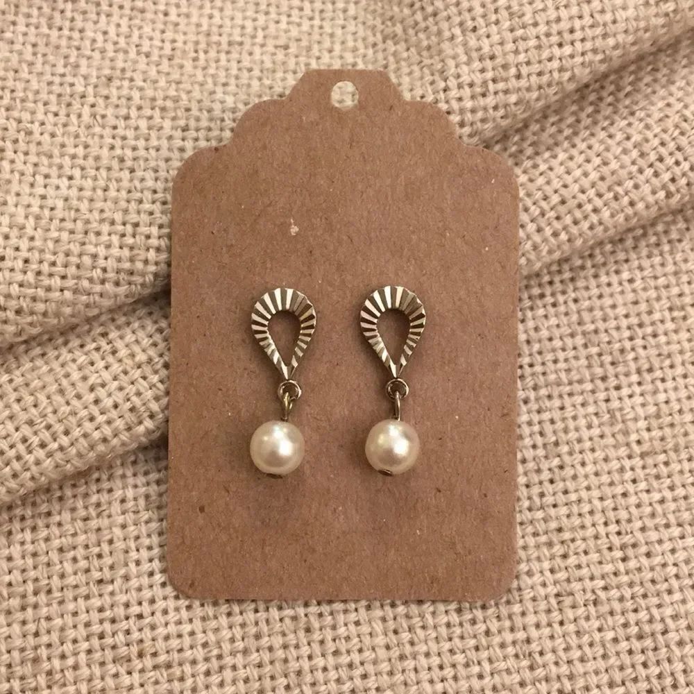 Silvertone Diamond Cut Tear Drop w/ Dangling Pearl